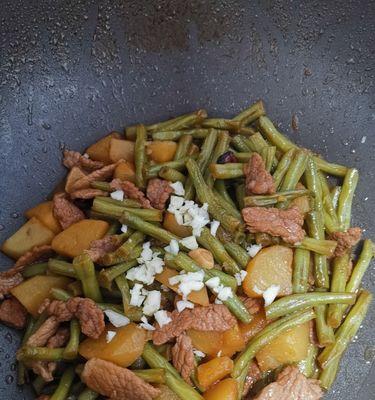 美味健康的羊排炖豆角的制作方法（传统炖菜佳肴）